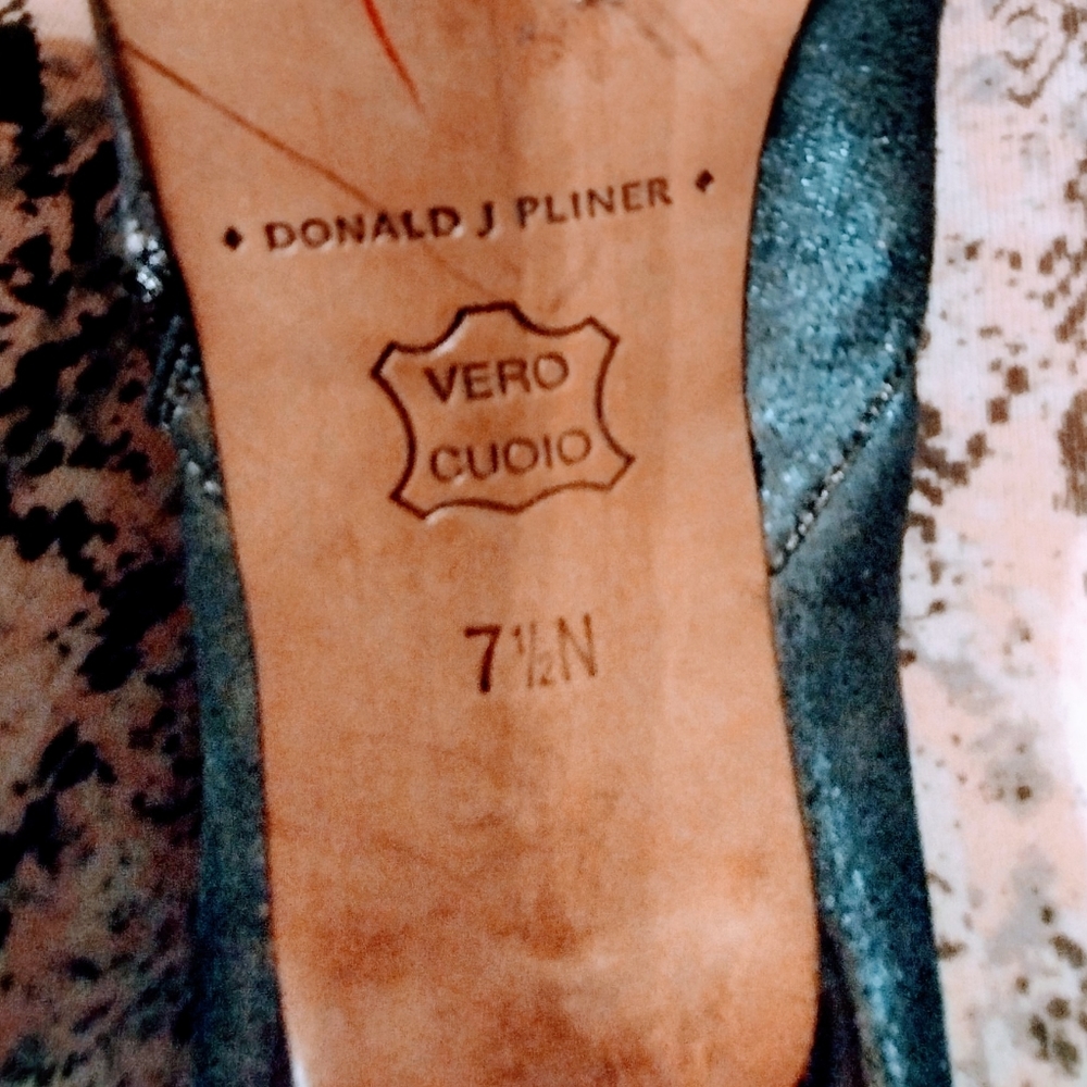 Gorgeous Donald J. Pliner Leather Booties. - Picture 3 of 3